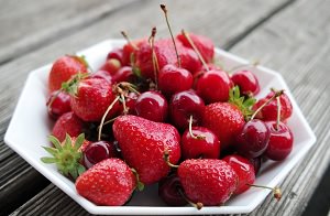 тарелка с вишней и клубникой