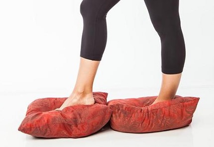 Упражнение - Ходьба по "поезду" из подушек