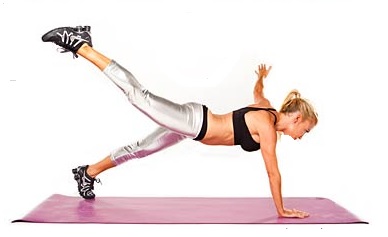 Фото упражнения планка на прямых руках с поднятой рукой и ногой