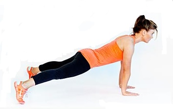 Фото позы планка на прямых руках с расставленными в сторону ногами